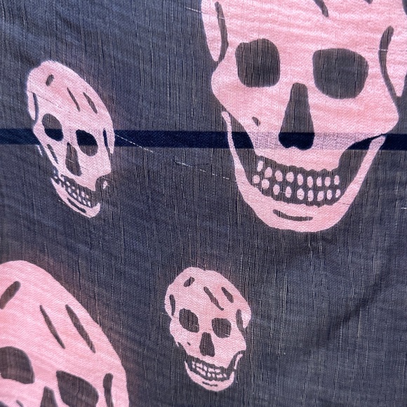 Alexander McQueen Skulls Scarf - Picture 4 of 11